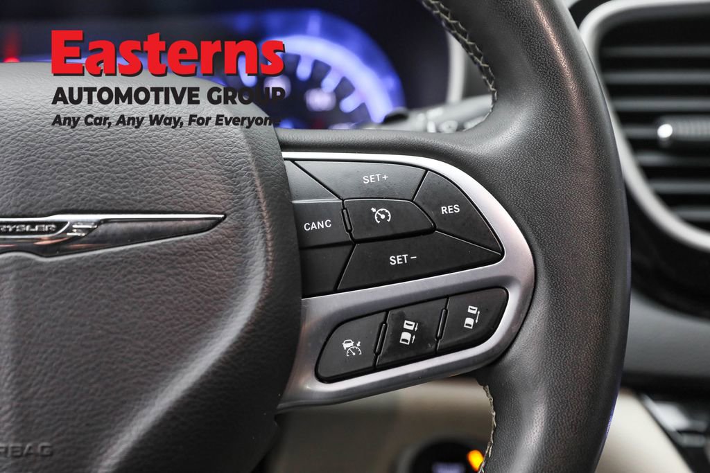 Used 2023 Chrysler Pacifica Touring-L FWD image 16