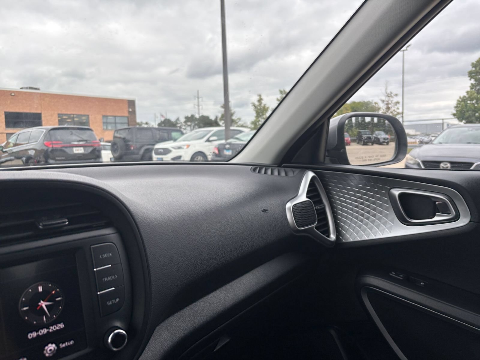 Used 2025 Kia Soul LX w/ LX Technology Package FWD image 32