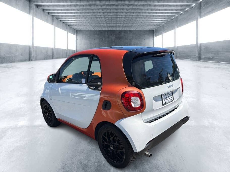 Used 2016 smart fortwo passion RWD image 4