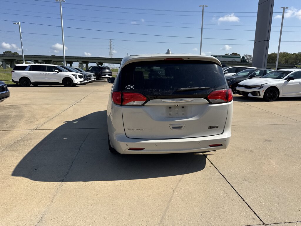 Used 2017 Chrysler Pacifica Touring image 22
