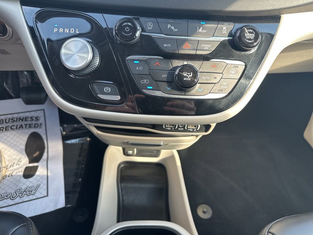 Used 2023 Chrysler Pacifica Touring-L FWD image 25