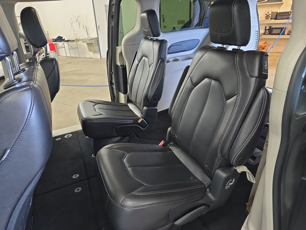 Certified 2023 Chrysler Pacifica Touring-L FWD image 16