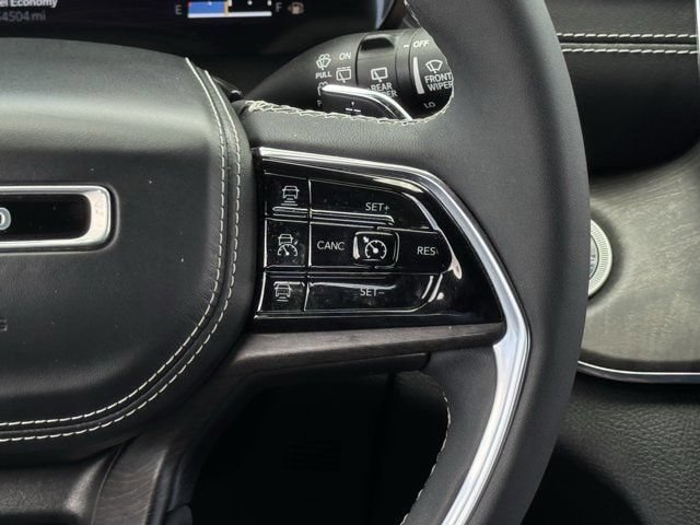 Used 2023 Jeep Grand Cherokee Overland w/ Luxury Tech Group IV AWD/4WD image 19