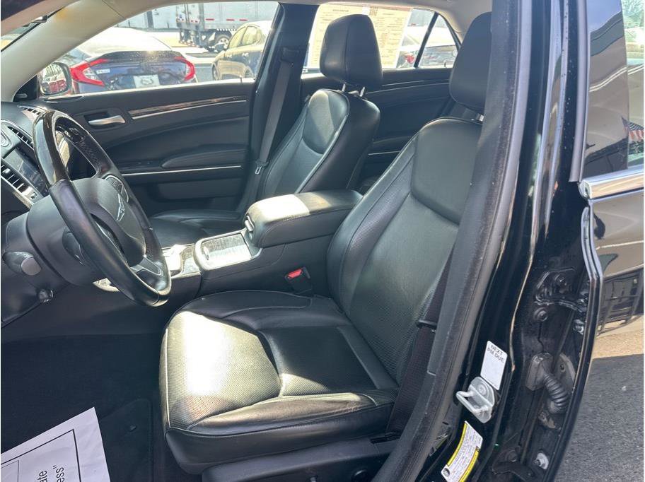 Used 2018 Chrysler 300 Limited image 14