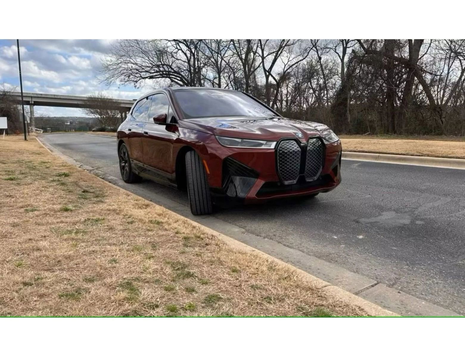 Used 2022 BMW iX xDrive50 w/ Premium Package image 4