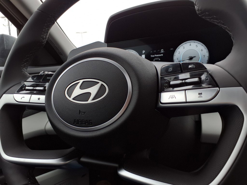 Certified 2025 Hyundai Elantra Limited image 11