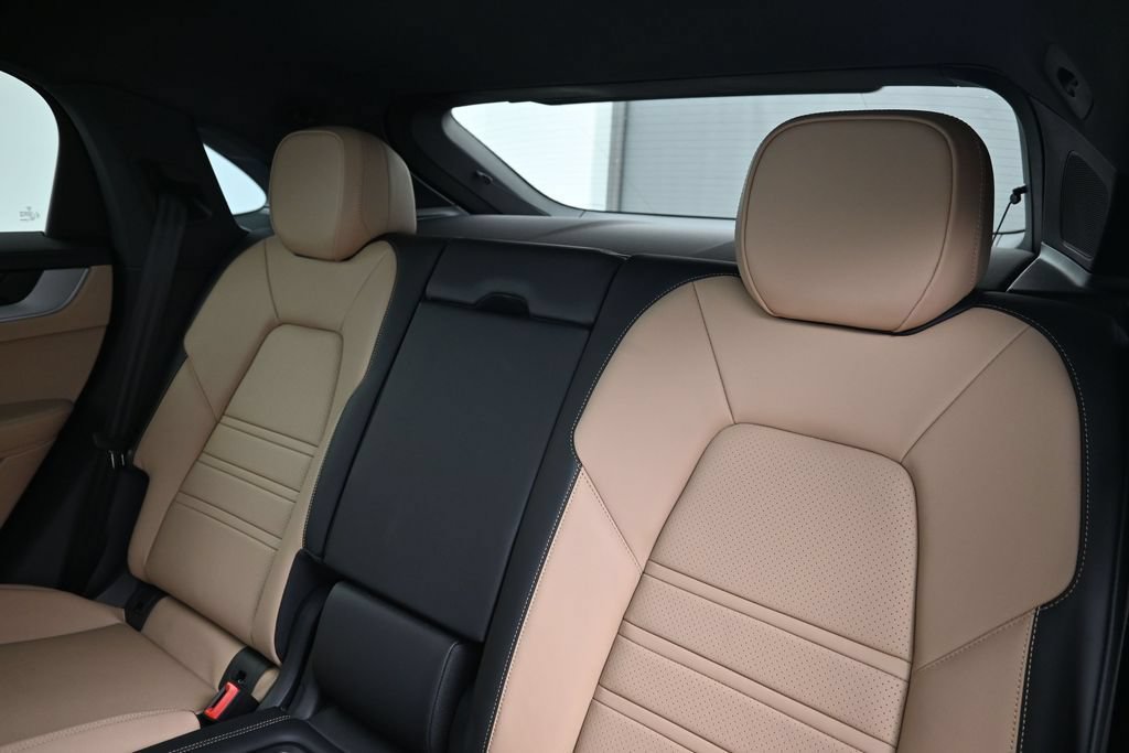 Certified 2026 Porsche Cayenne E-Hybrid Coupe AWD/4WD image 6