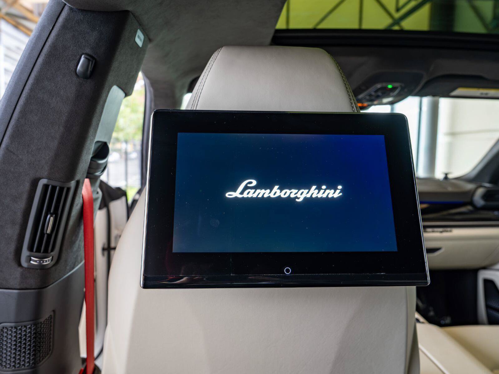 Used 2025 Lamborghini Urus SE AWD/4WD image 9