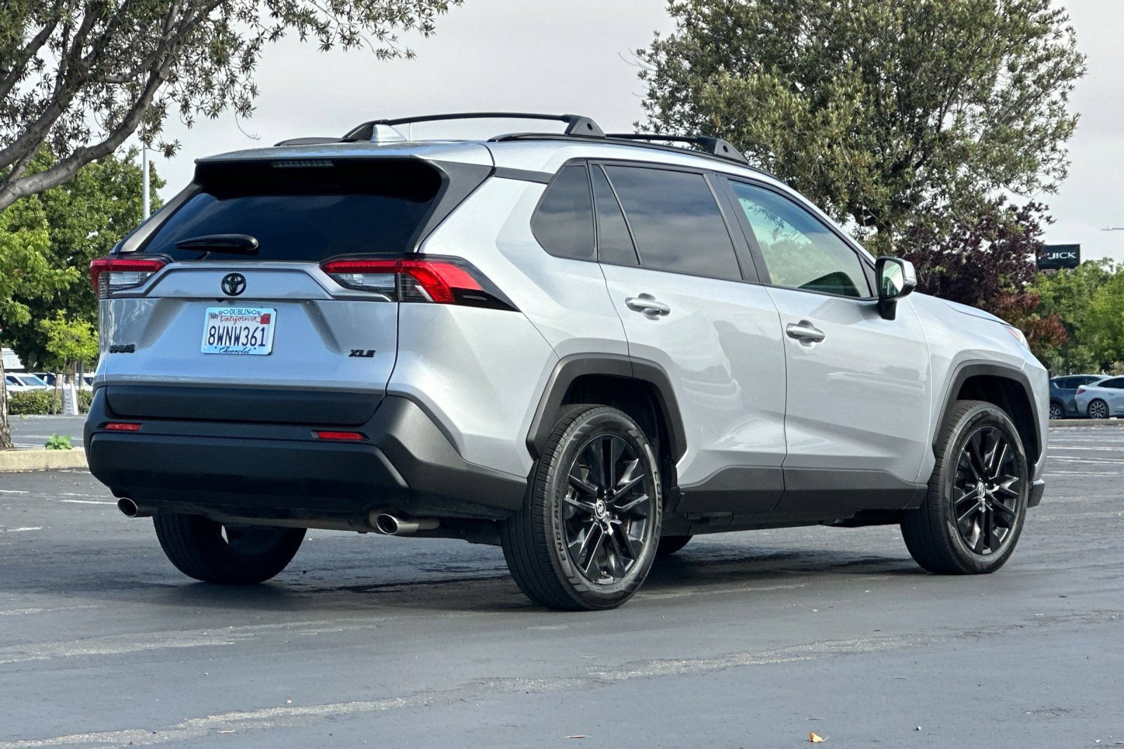 Used 2020 Toyota RAV4 XLE Premium FWD image 4