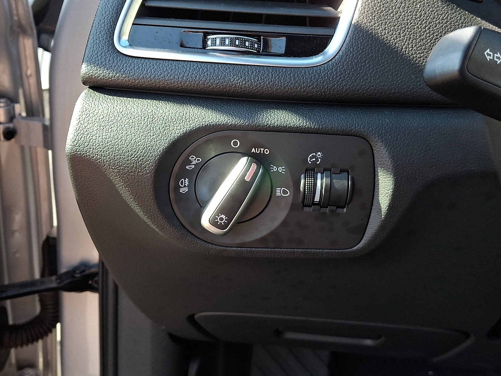 Used 2018 Audi Q3 2.0T Premium Plus w/ Premium Plus Package AWD/4WD image 27