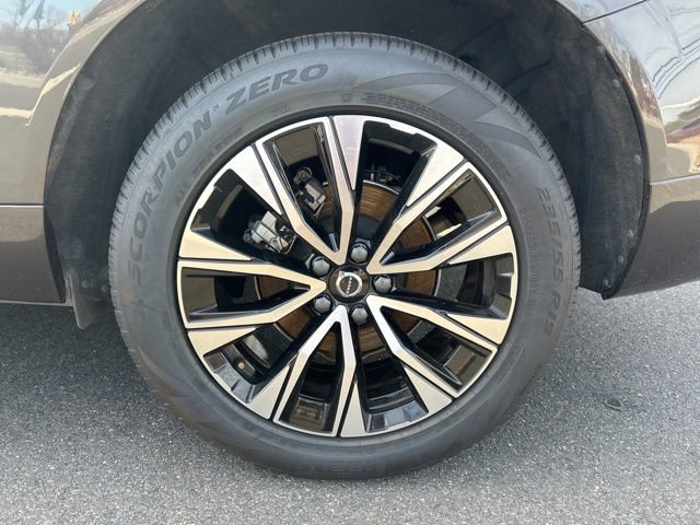 Certified 2025 Volvo XC60 B5 Plus image 9