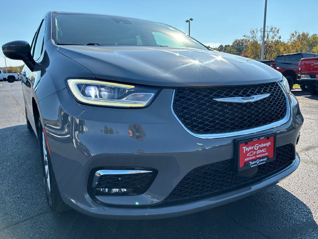 Used 2023 Chrysler Pacifica Touring-L FWD image 11
