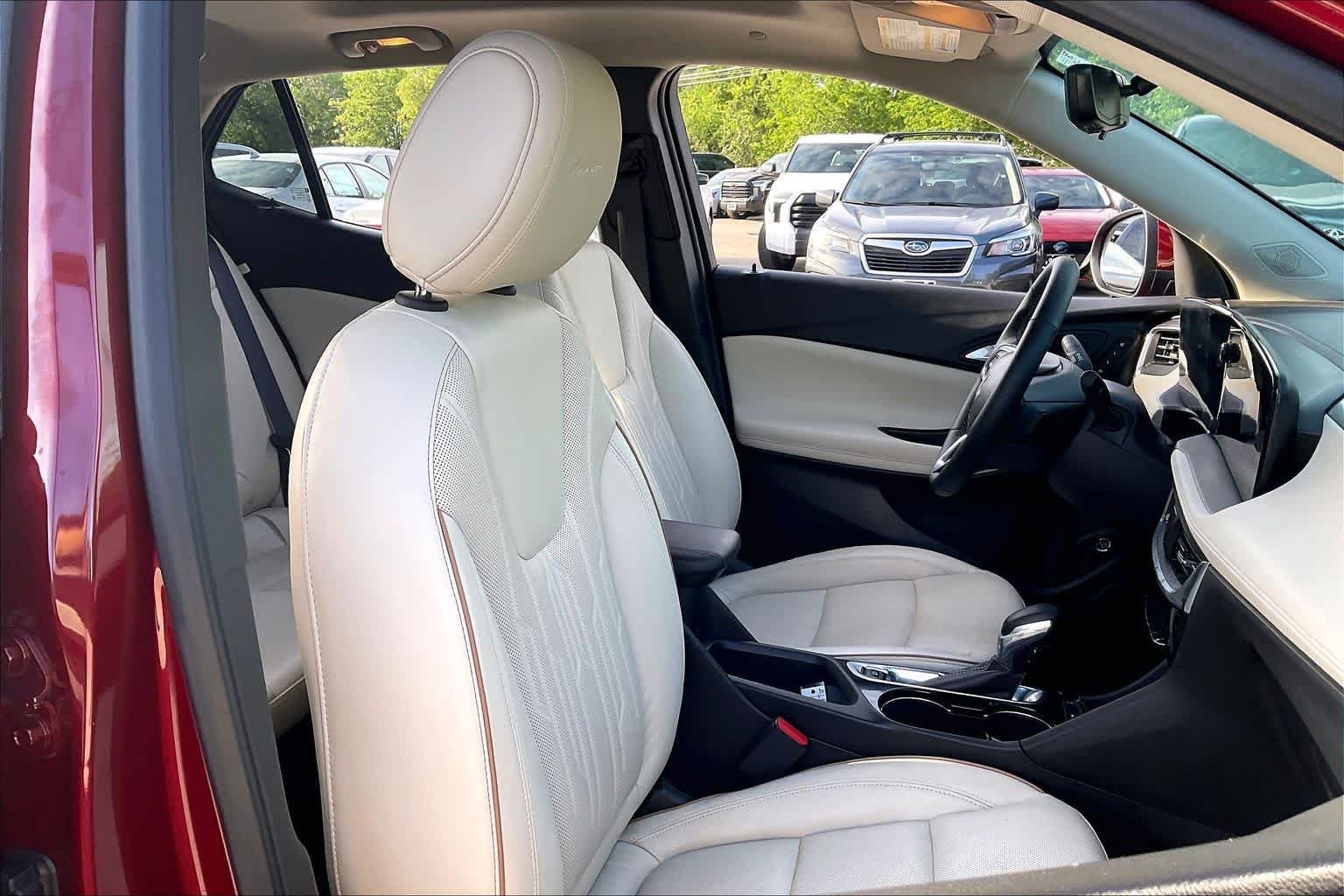 Used 2025 Buick Encore GX Avenir w/ Avenir Technology Package FWD image 9