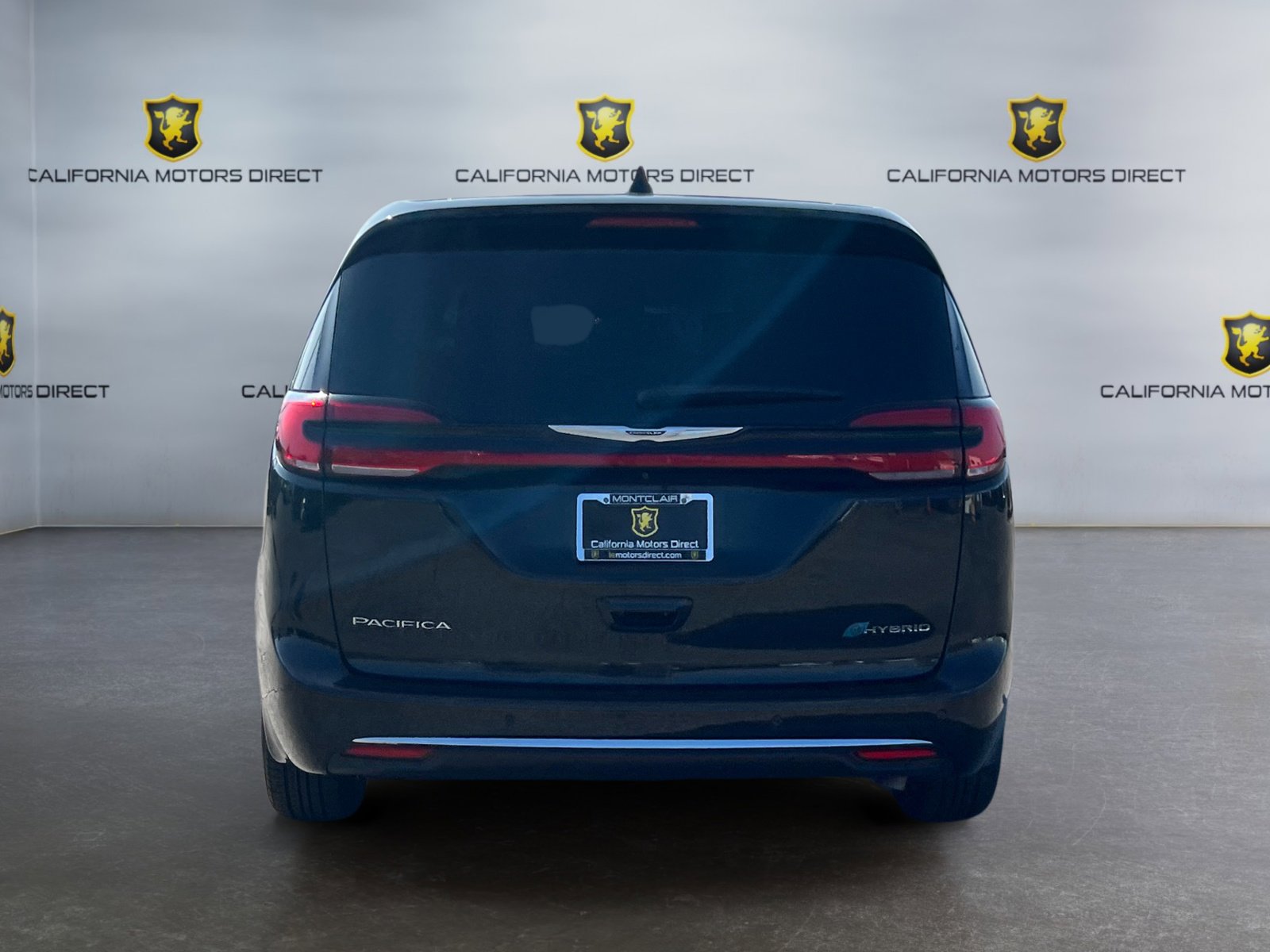 Used 2022 Chrysler Pacifica Limited w/ Uconnect Theater Family Group image 4
