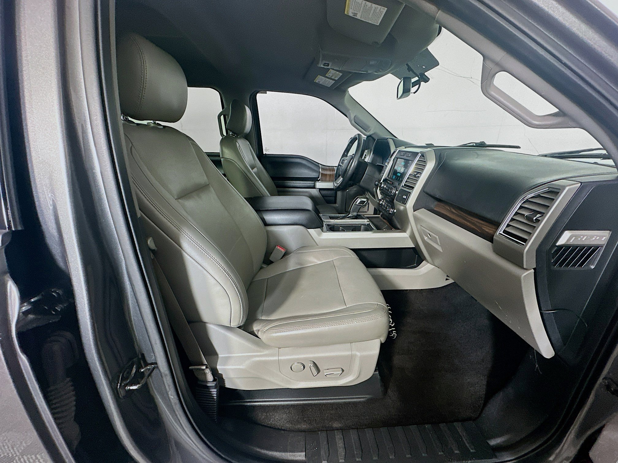 Used 2016 Ford F150 Lariat RWD image 32