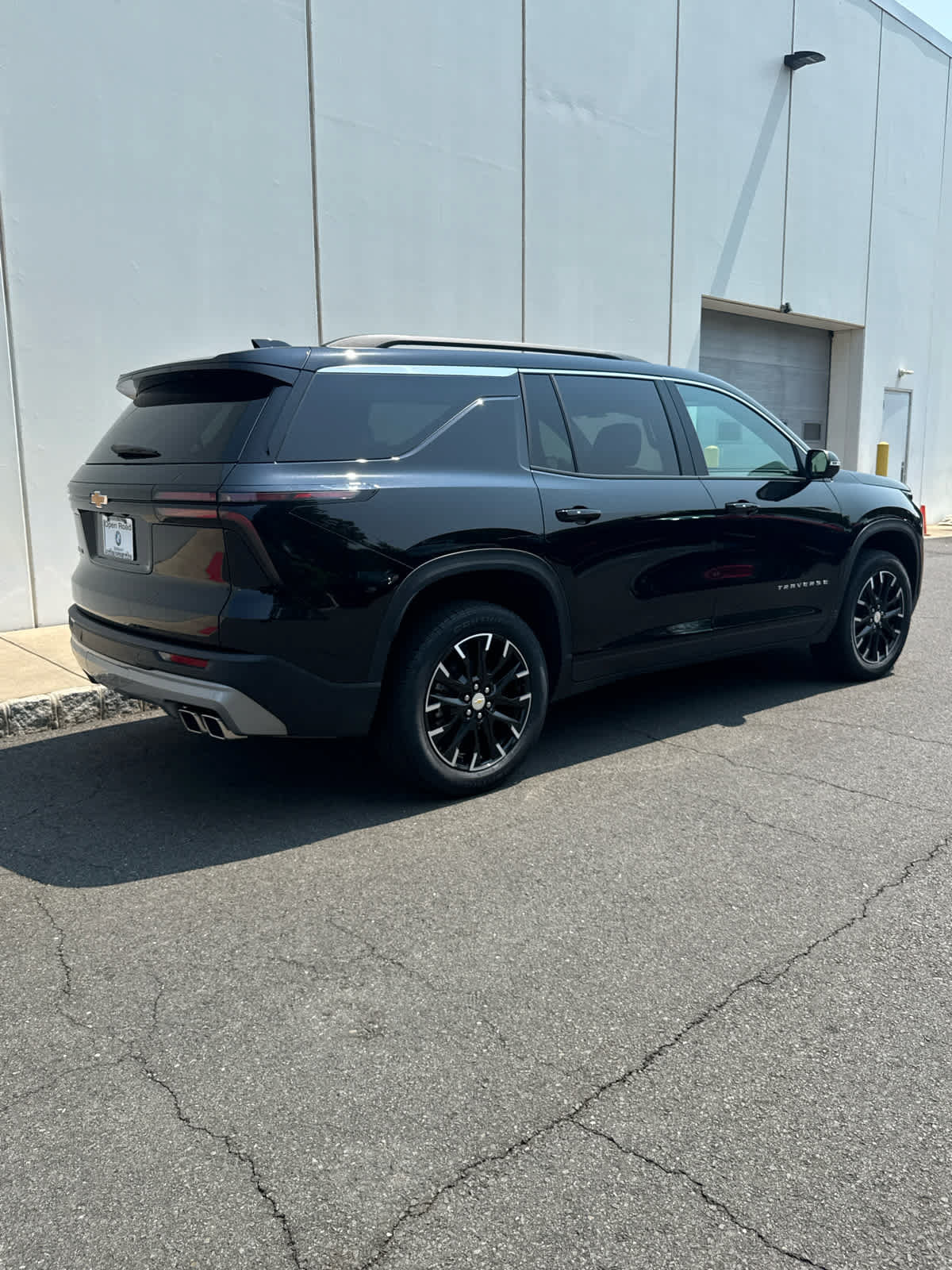 Used 2025 Chevrolet Traverse LT w/ Sun and Wheel Package FWD image 5