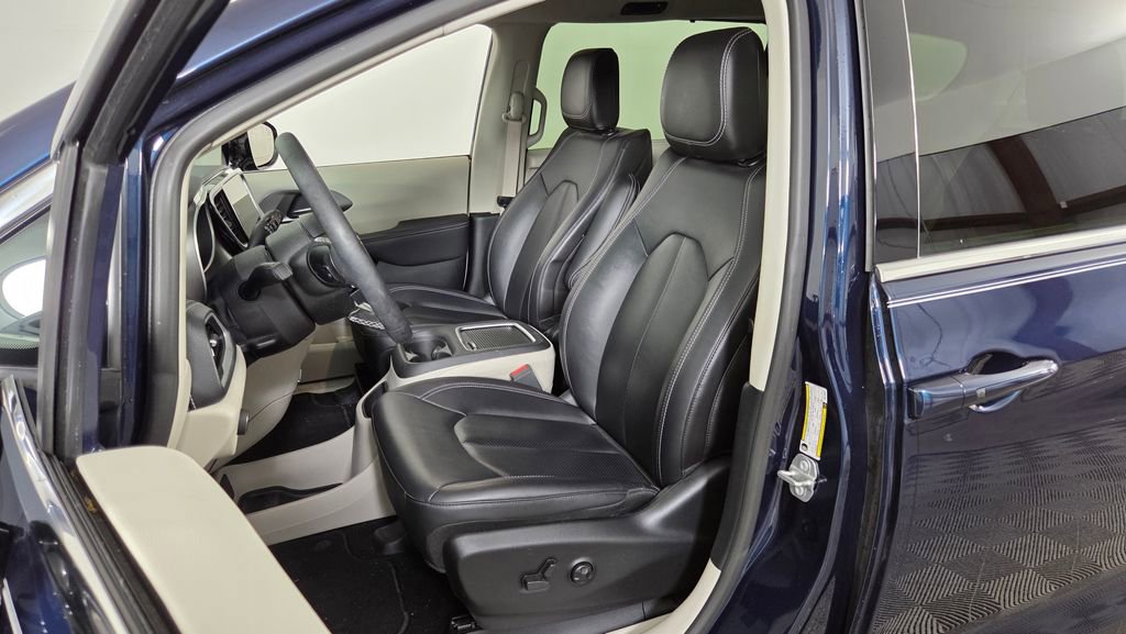 Used 2024 Chrysler Pacifica Touring-L FWD image 16