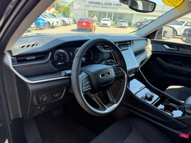 Used 2023 Jeep Grand Cherokee Laredo w/ Luxury Tech Group I AWD/4WD image 6