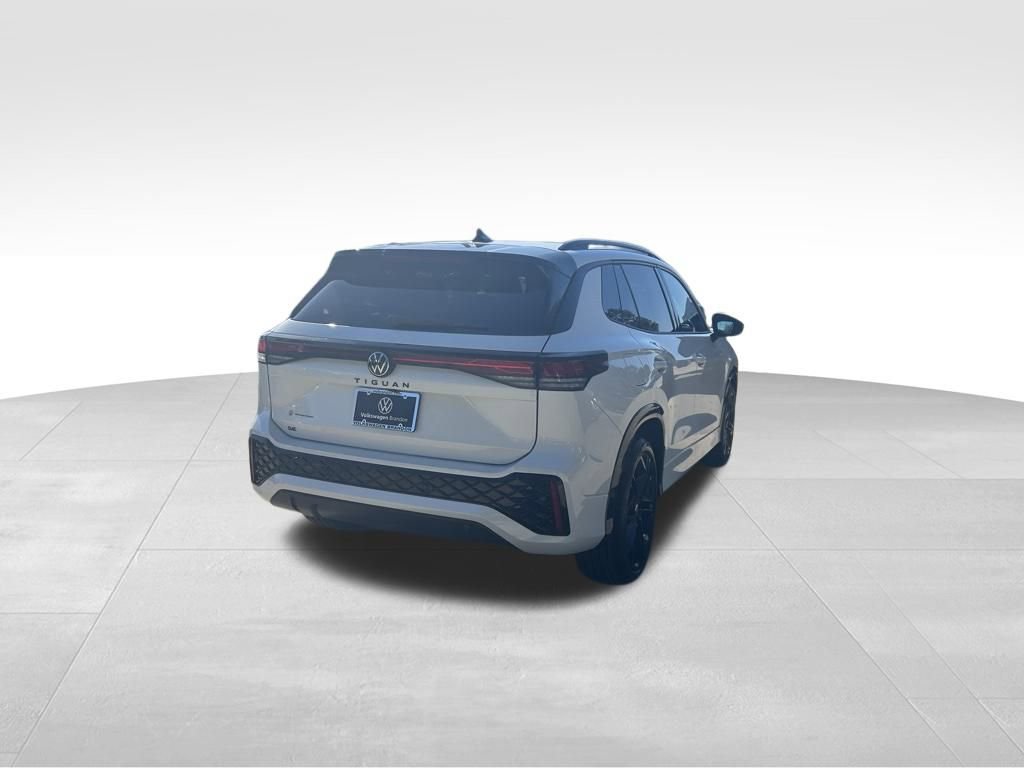 Certified 2025 Volkswagen Tiguan SE R-Line image 5