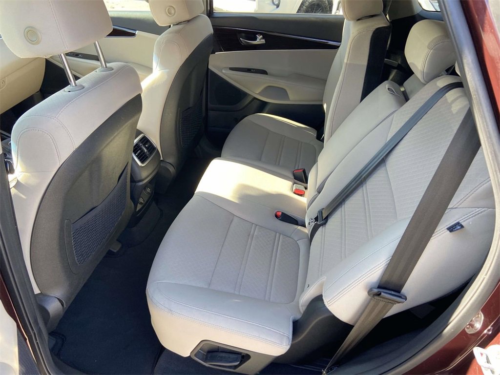 Used 2019 Kia Sorento LX w/ LX Convenience Package image 17