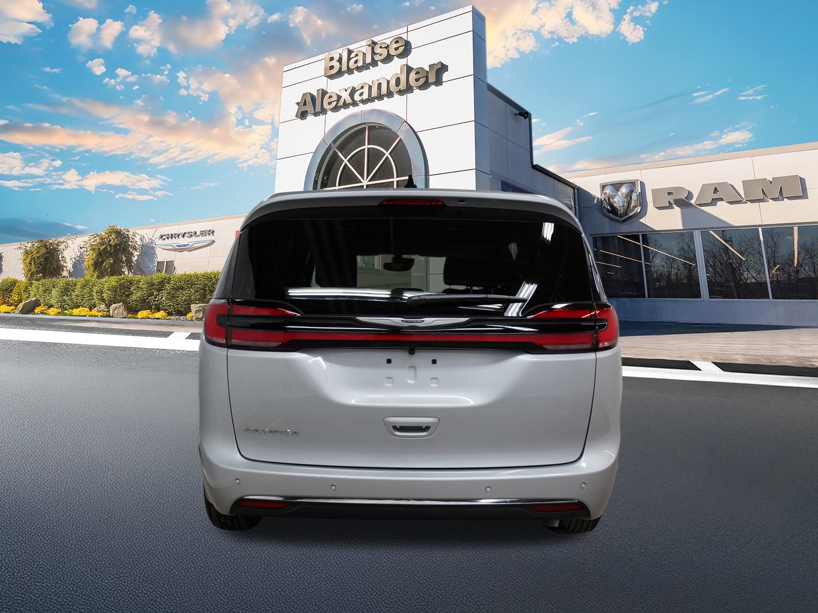 Used 2026 Chrysler Pacifica Select image 7