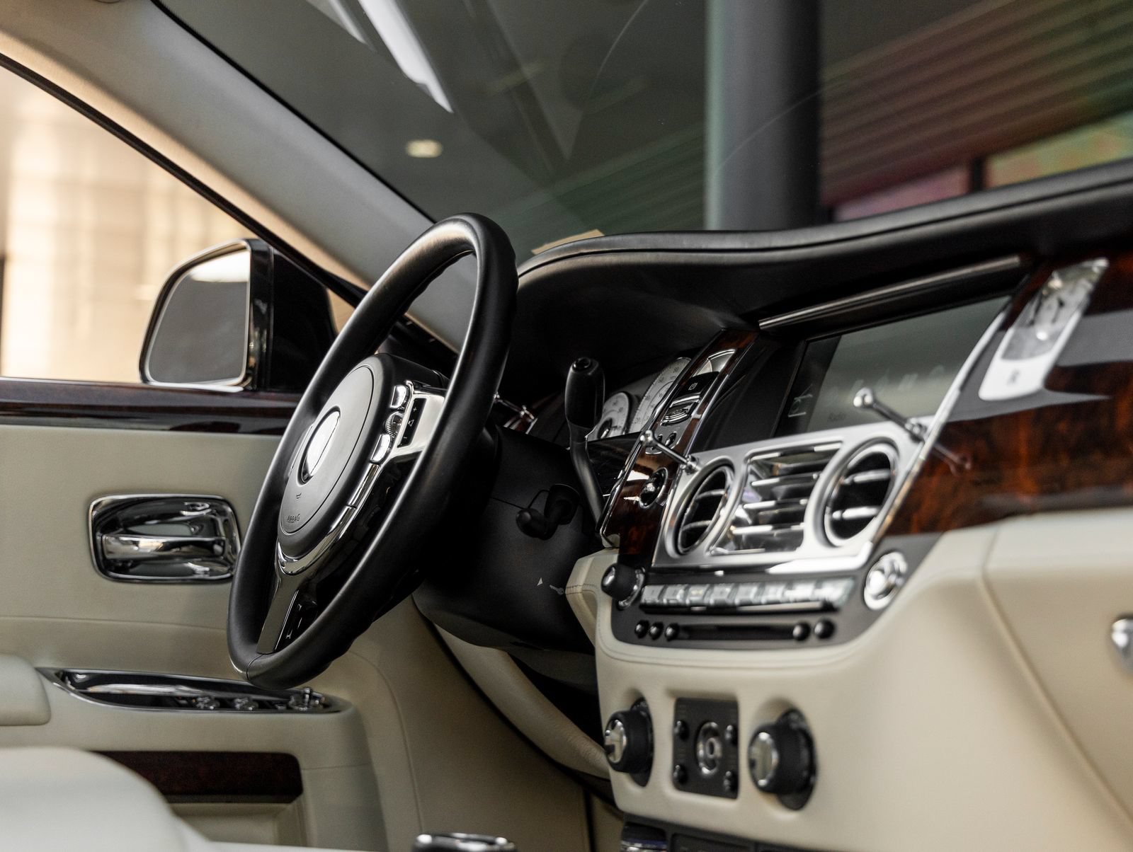Used 2015 Rolls-Royce Ghost RWD image 51