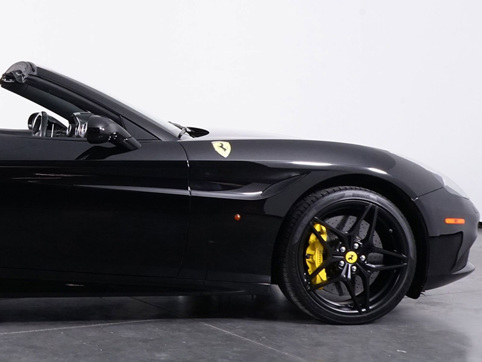 Used 2016 Ferrari California T image 17