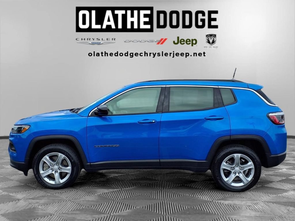 Used 2023 Jeep Compass Latitude w/ Sun and Sound Group AWD/4WD image 21
