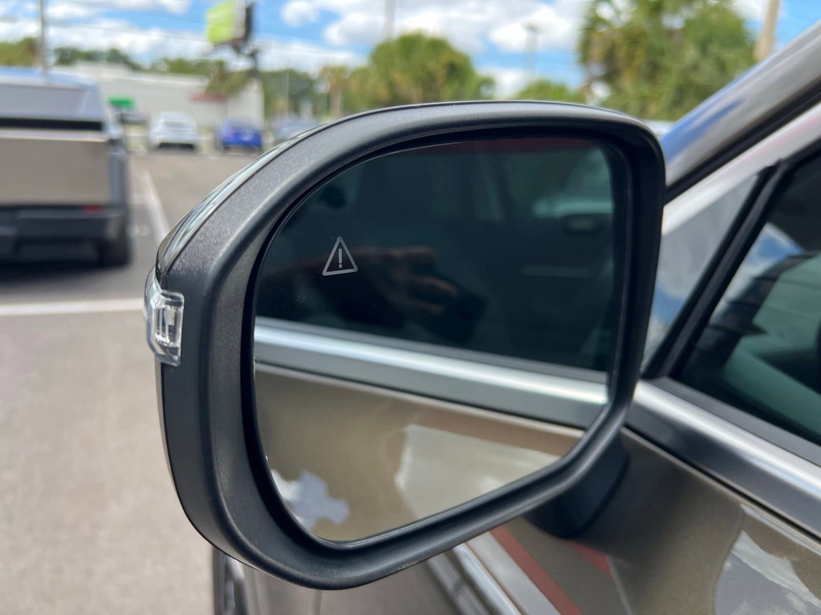 Used 2025 Kia Telluride EX w/ EX Captain's Chair Package FWD image 26