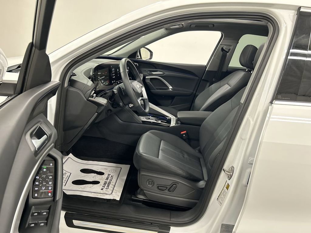 Used 2025 Audi Q5 Premium w/ Convenience Package image 9