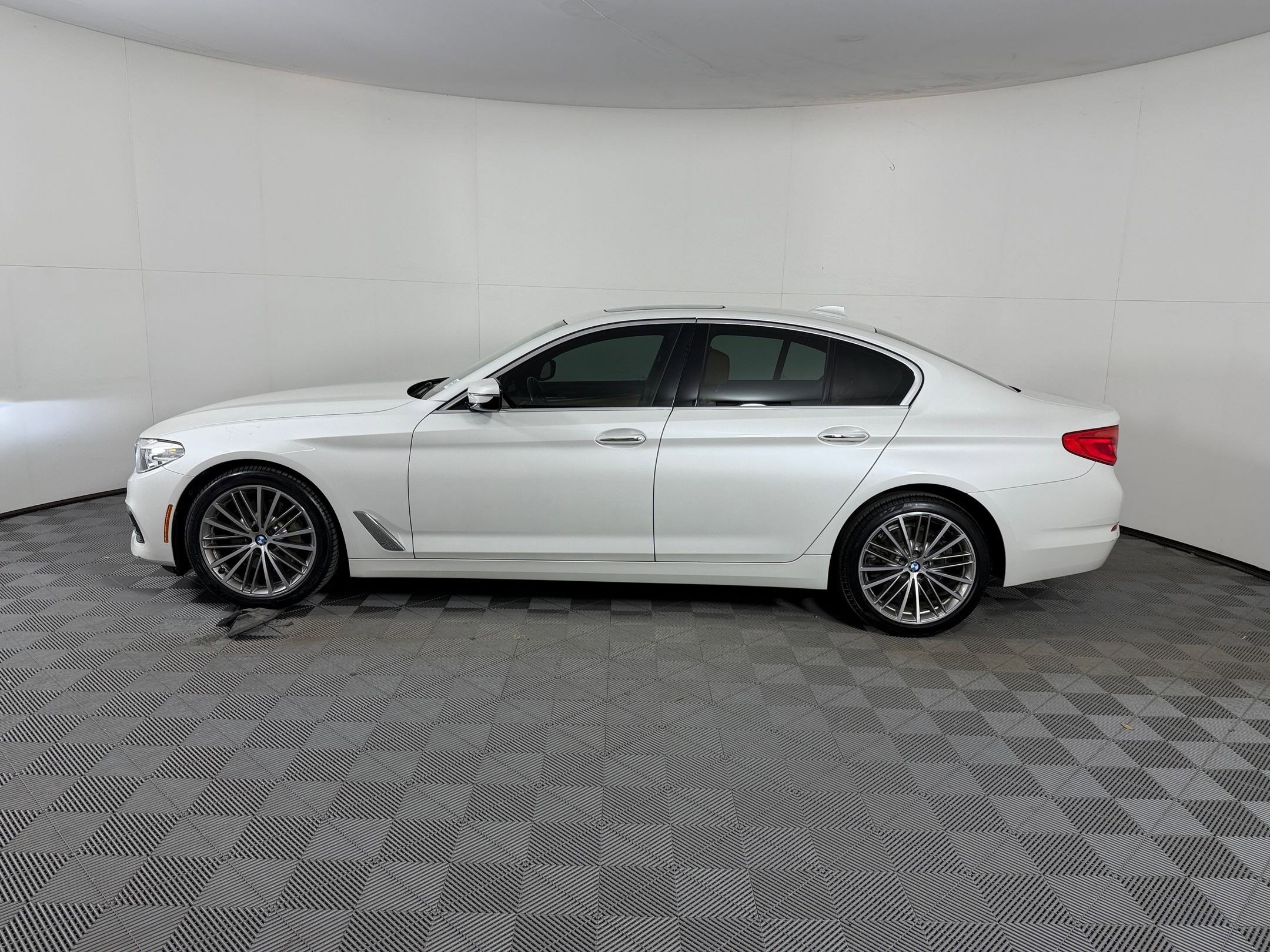 Used 2018 BMW 530i RWD image 2