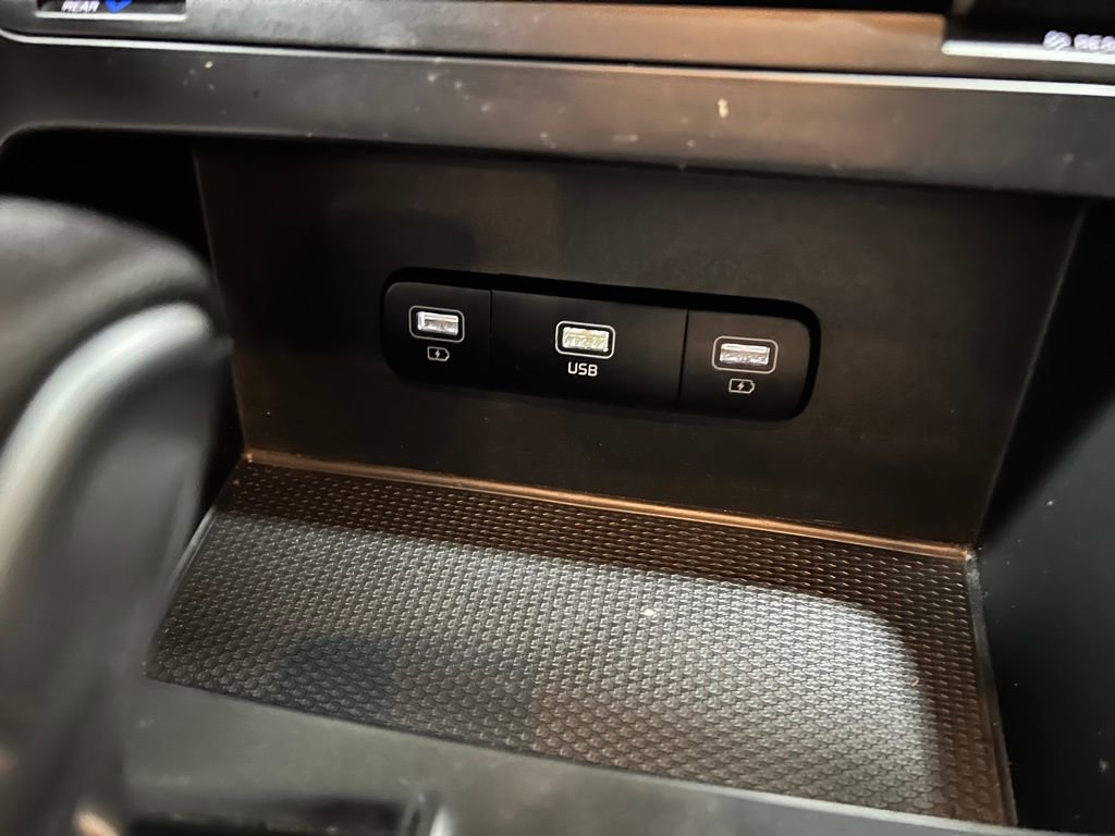 Used 2023 Kia Carnival LX image 29