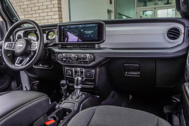 Used 2024 Jeep Wrangler Unlimited Sahara AWD/4WD image 17