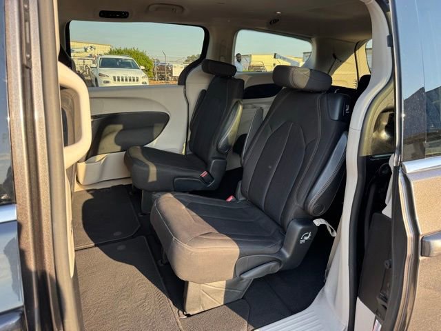 Used 2017 Chrysler Pacifica Touring FWD image 13