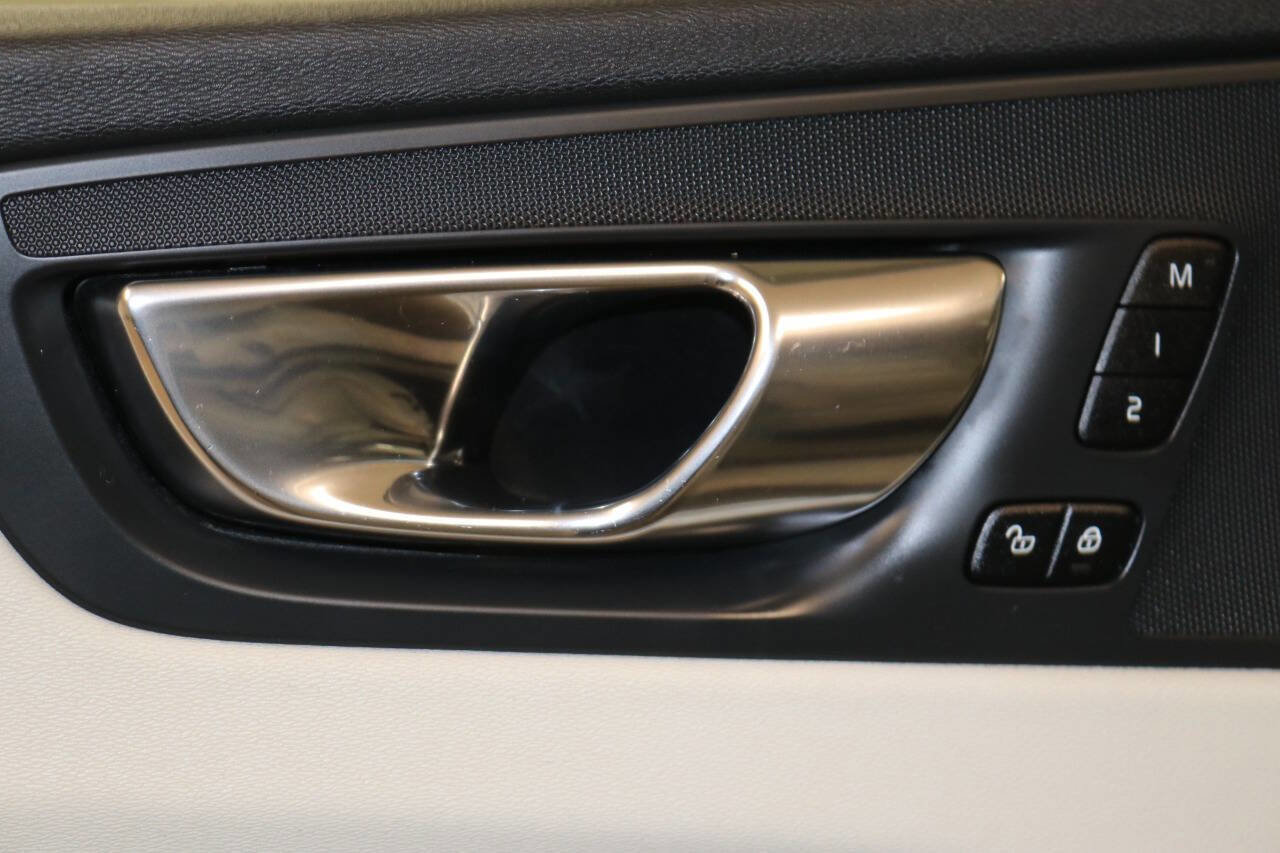 Used 2019 Volvo XC60 T5 Momentum w/ Premium Package AWD/4WD image 54