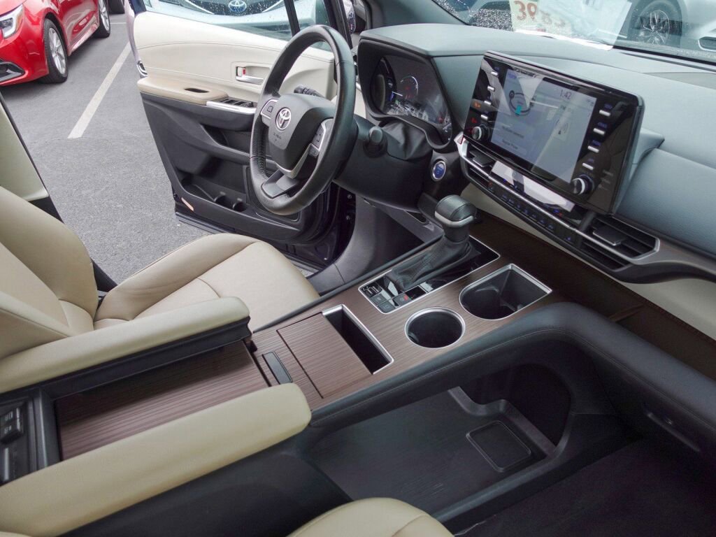 Certified 2024 Toyota Sienna XLE image 14