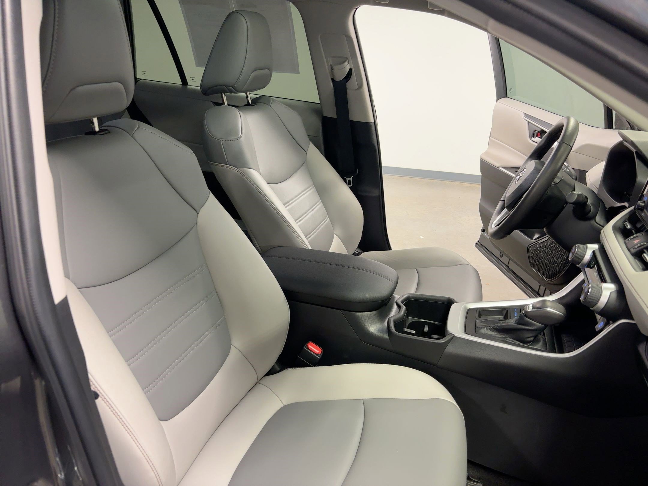 Used 2022 Toyota RAV4 XLE Premium image 31