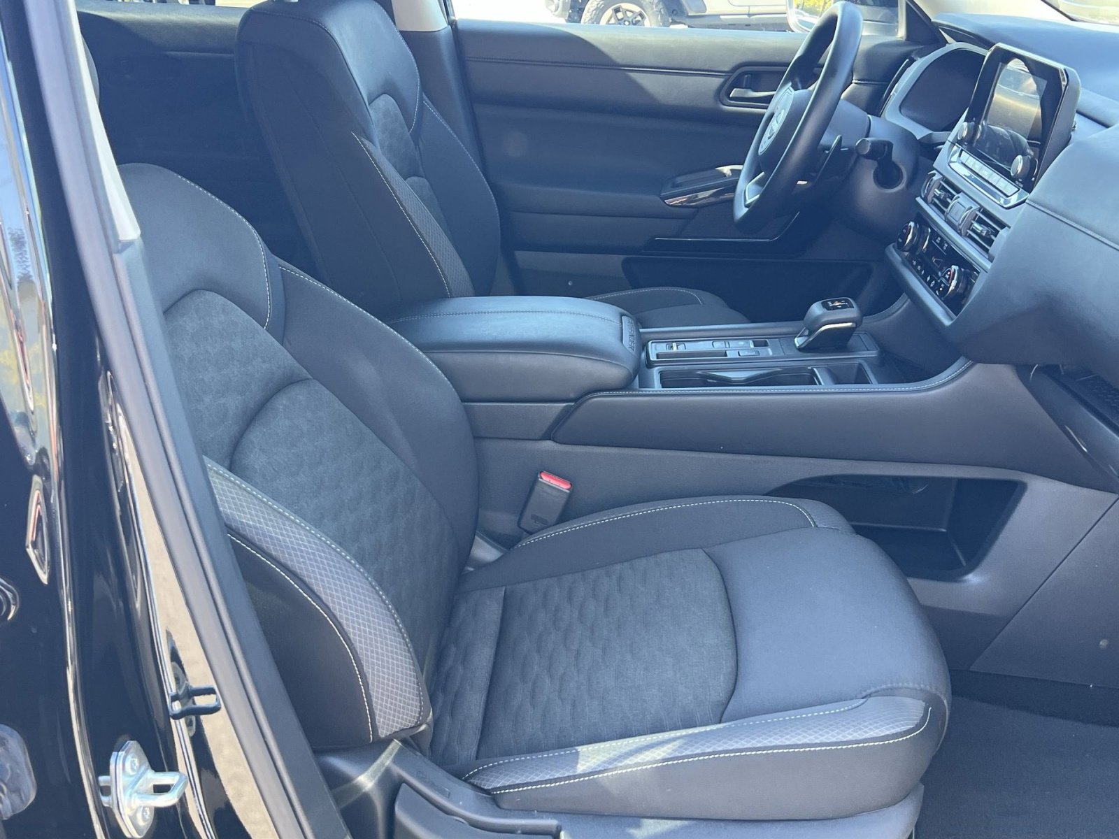 Used 2024 Nissan Pathfinder S image 21