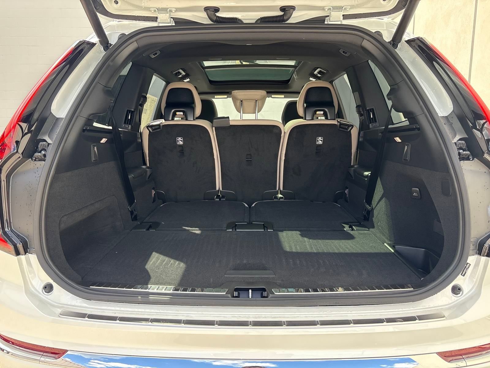 New 2026 Volvo XC90 B6 Plus w/ Protection Package Premier image 26