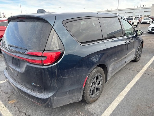 Used 2022 Chrysler Pacifica Touring-L w/ Uconnect Theater Family Group image 6