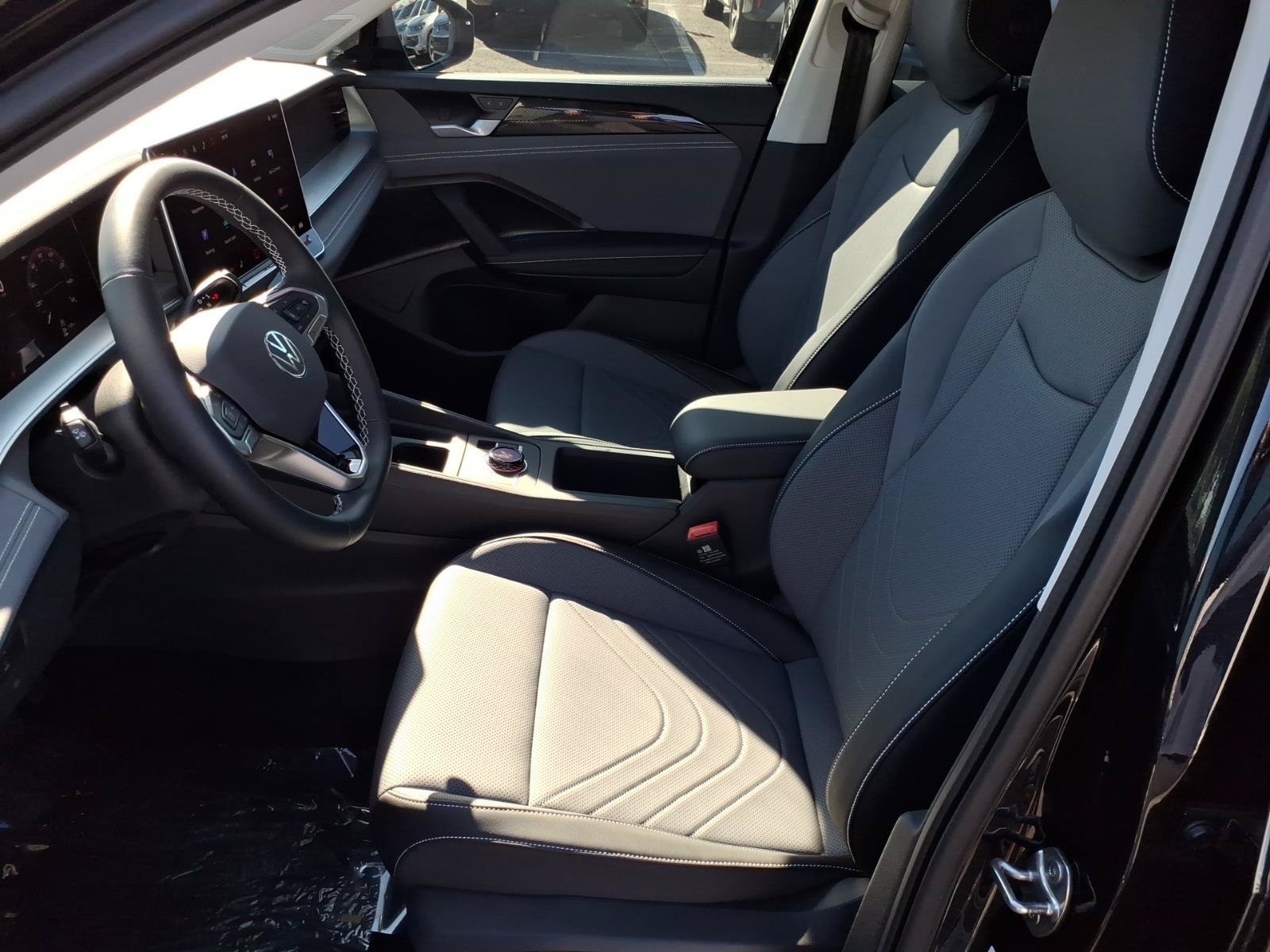 New 2026 Volkswagen Tiguan SE FWD image 8