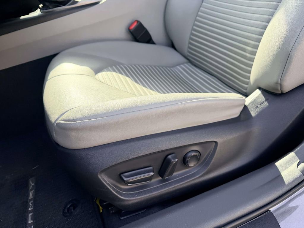 Certified 2022 Toyota Camry SE image 18
