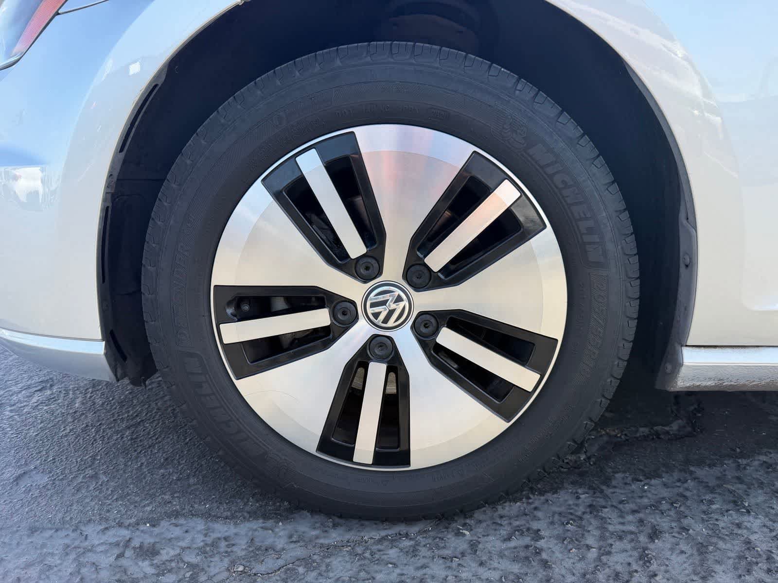 Used 2016 Volkswagen e-Golf SE FWD image 9