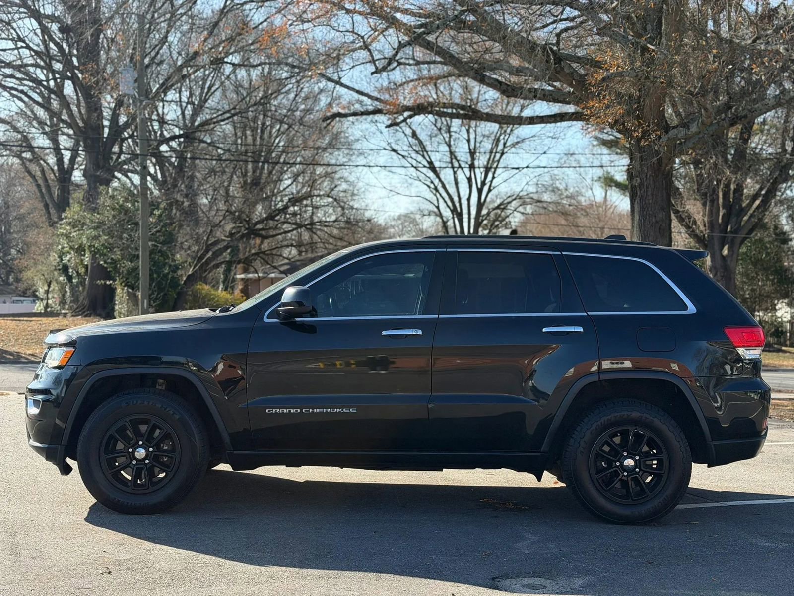 Used 2018 Jeep Grand Cherokee Laredo AWD/4WD image 3