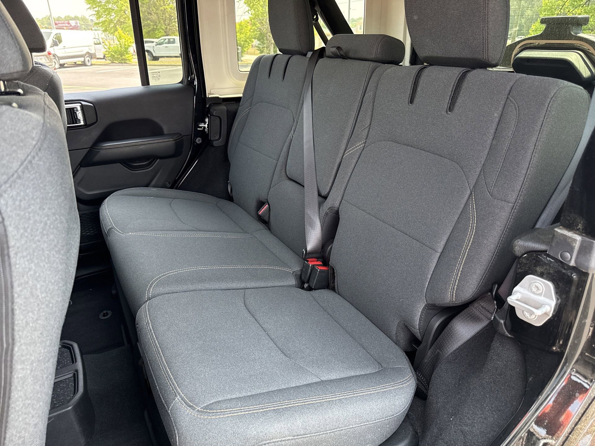 Used 2025 Jeep Wrangler Unlimited Sahara w/ Safety Group AWD/4WD image 15