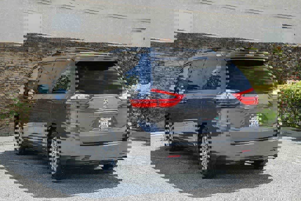Used 2016 Toyota Sienna XLE image 9
