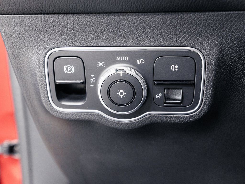 Used 2024 Mercedes-Benz EQB 300 4MATIC image 9
