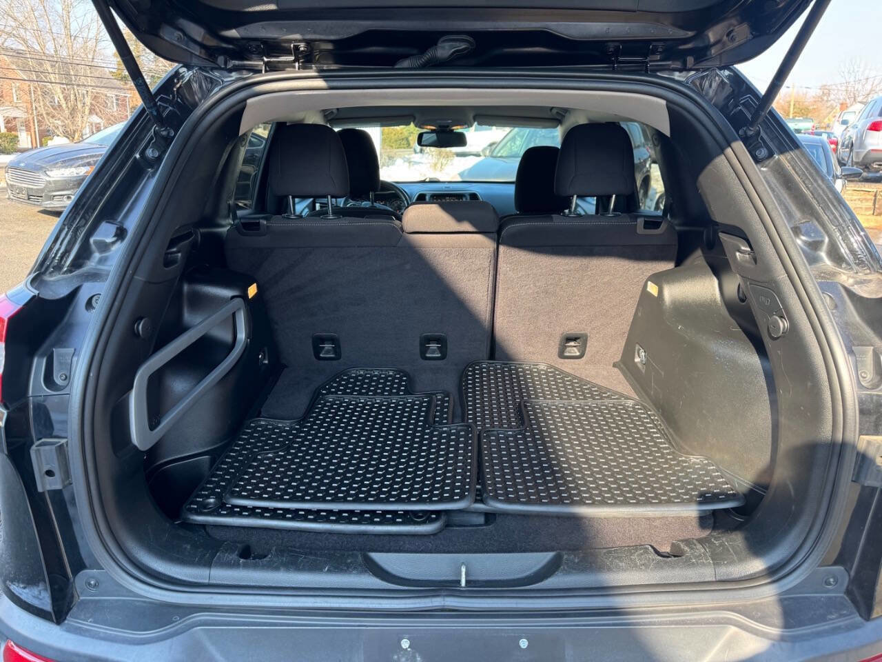 Used 2017 Jeep Cherokee Latitude w/ Cold Weather Group image 19