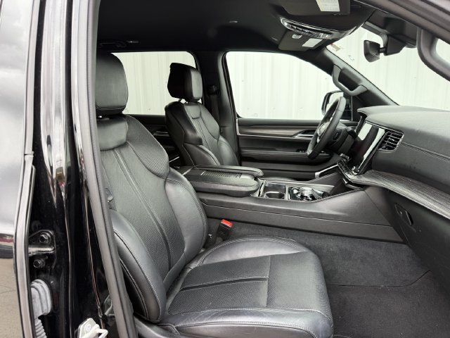 Used 2024 Jeep Wagoneer L Series II RWD image 30