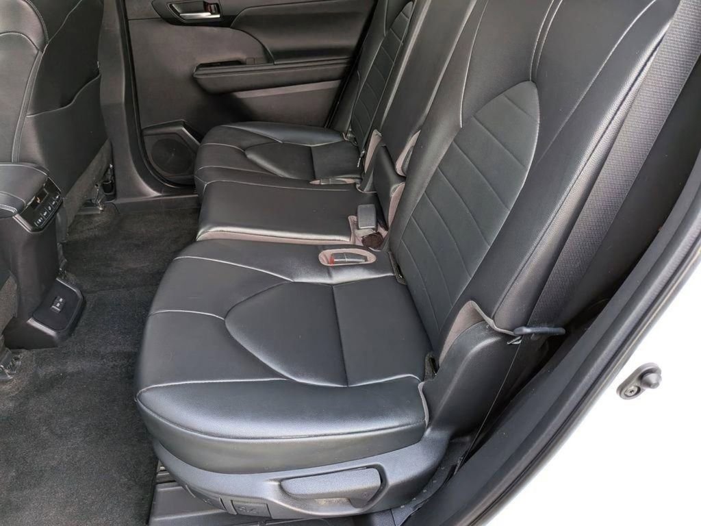 Used 2023 Toyota Highlander XLE AWD/4WD image 25